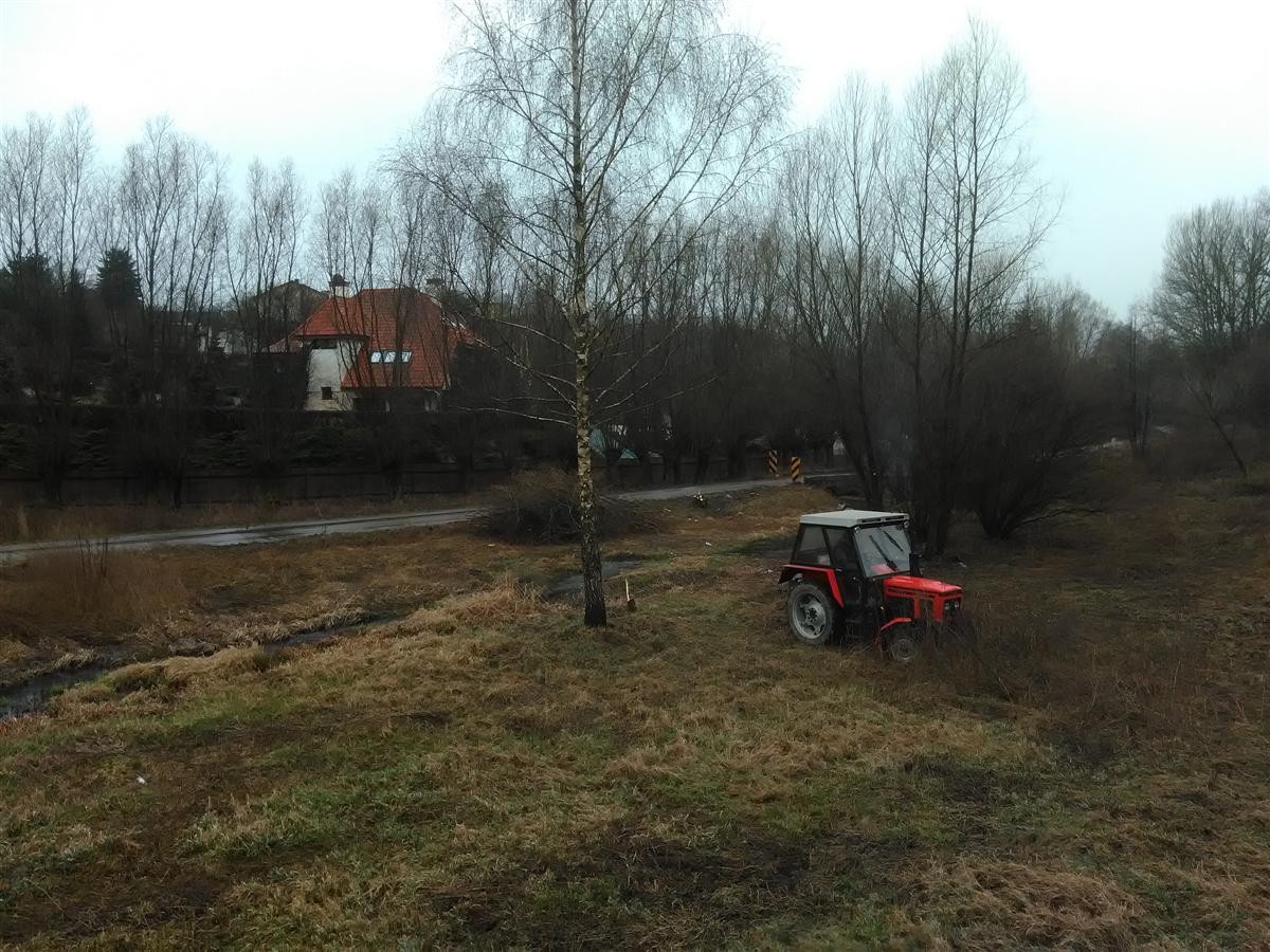 zetor ciągnik przy rzece w konopnicy