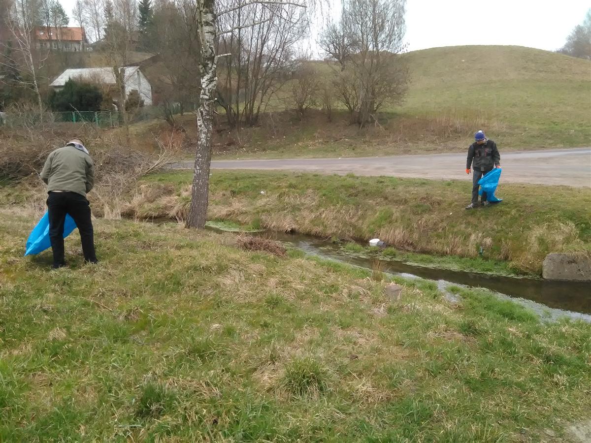 wyławianie śmieci z rzeki konopnica