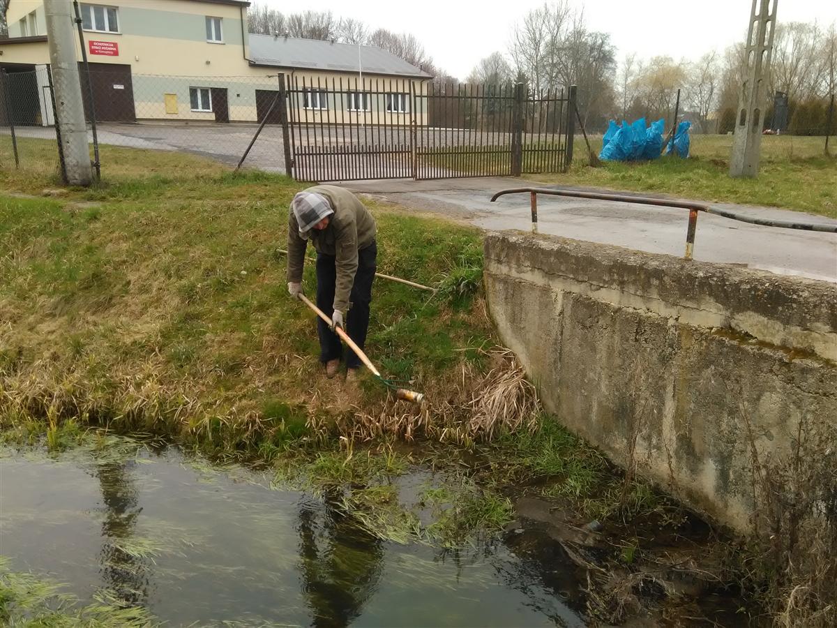 sprzątanie strumyka rzeki