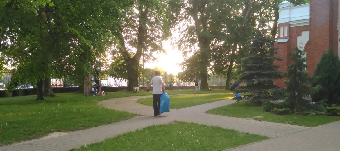 sprzątanie śmieci przy kościele w konopnicy